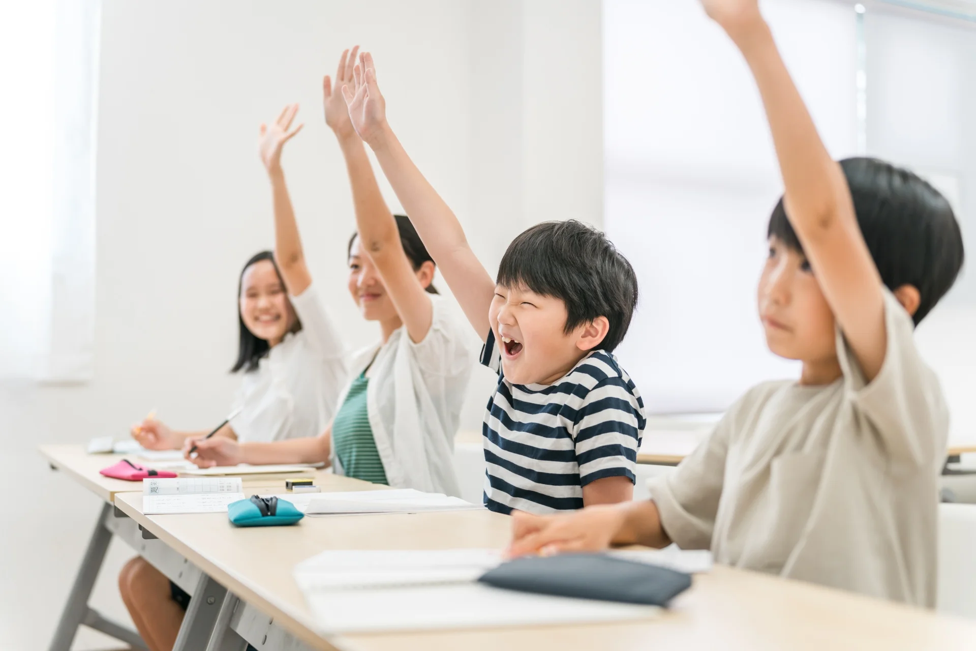 教室で自分から手を挙げる子ども