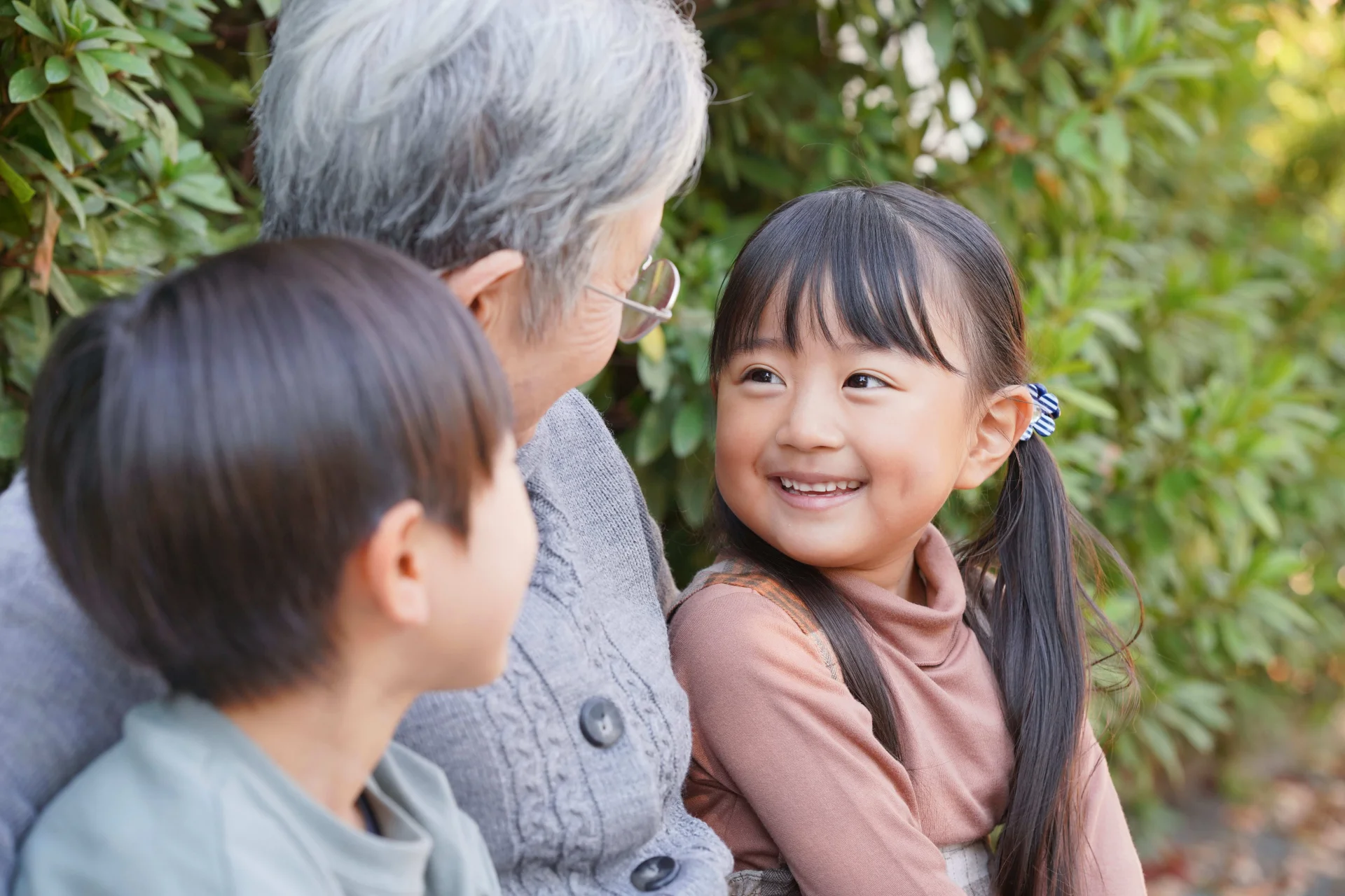祖母と笑顔で話す子ども