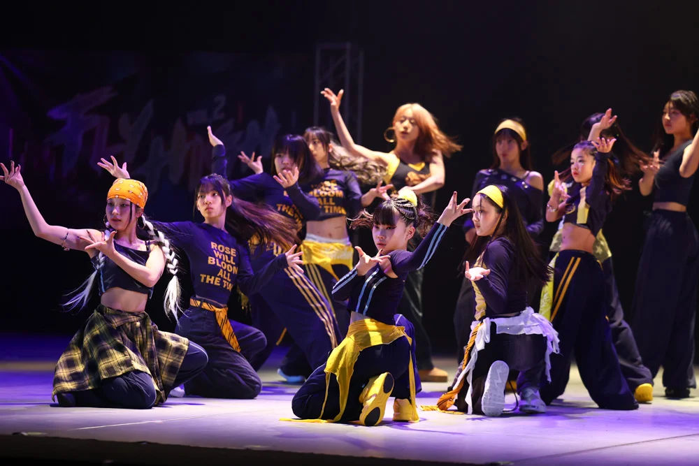 ステージで踊る子どもたち
