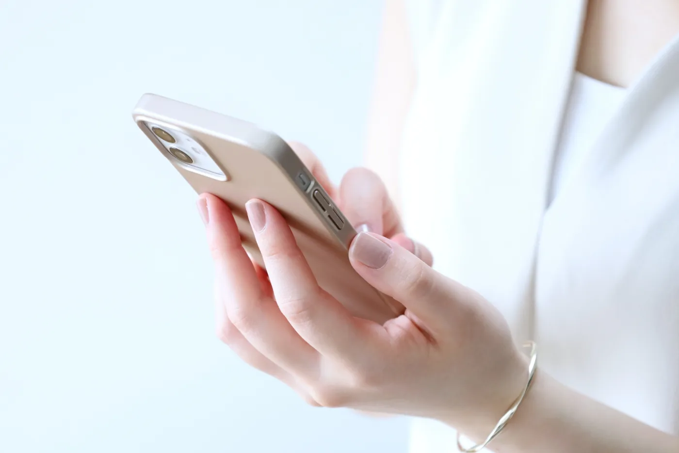 スマートフォンで予約する様子